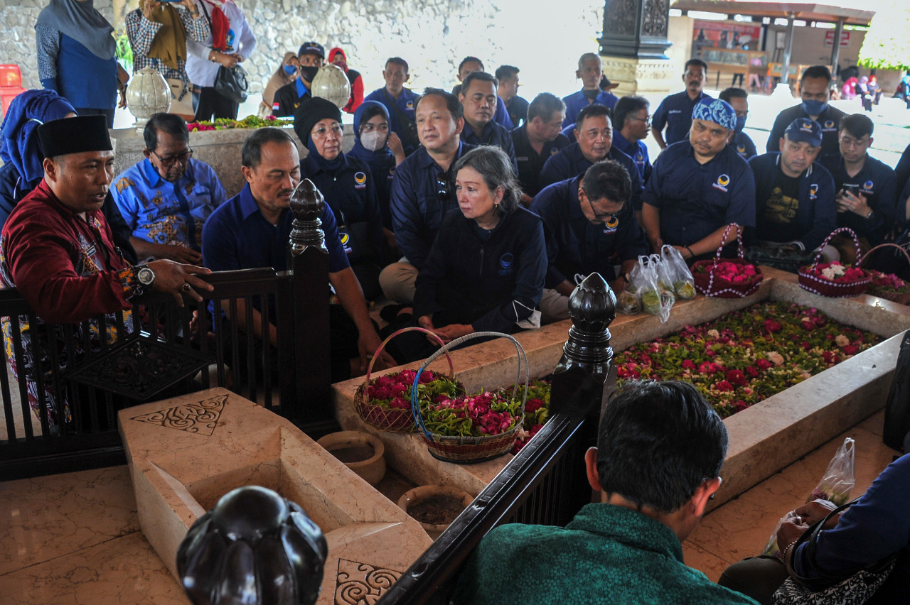 DPW Nasdem Jatim Peringati HUT RI Ke 77 Dengan Ziarahi Makam Sang